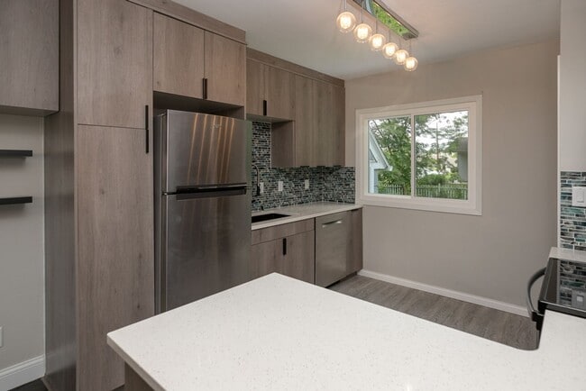 Building Photo - 8 18th Ave SW