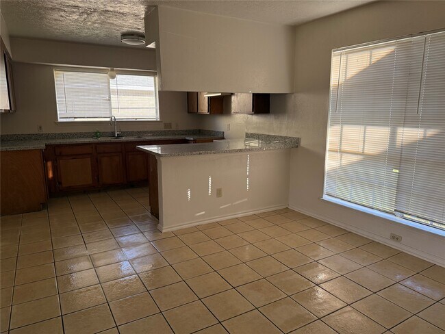 Foto del edificio - 2114 W Greens Rd