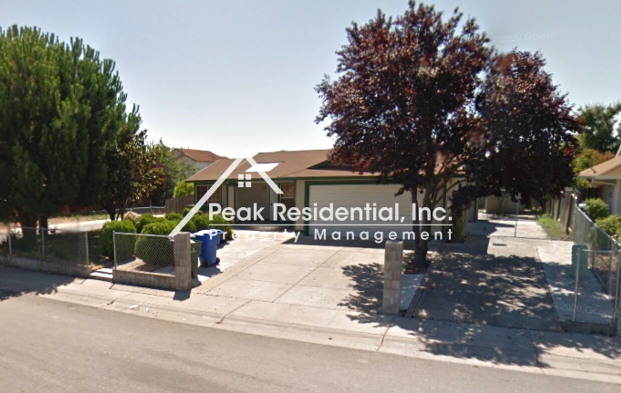Building Photo - Spacious 4bd/2ba Home with 2 Car Garage