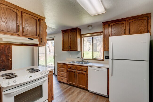 Foto del edificio - 3 Bedroom, 2 Bath with Garage and Fenced Yard