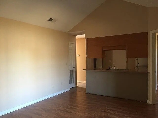 Foto del edificio - 1646 Latham Ct