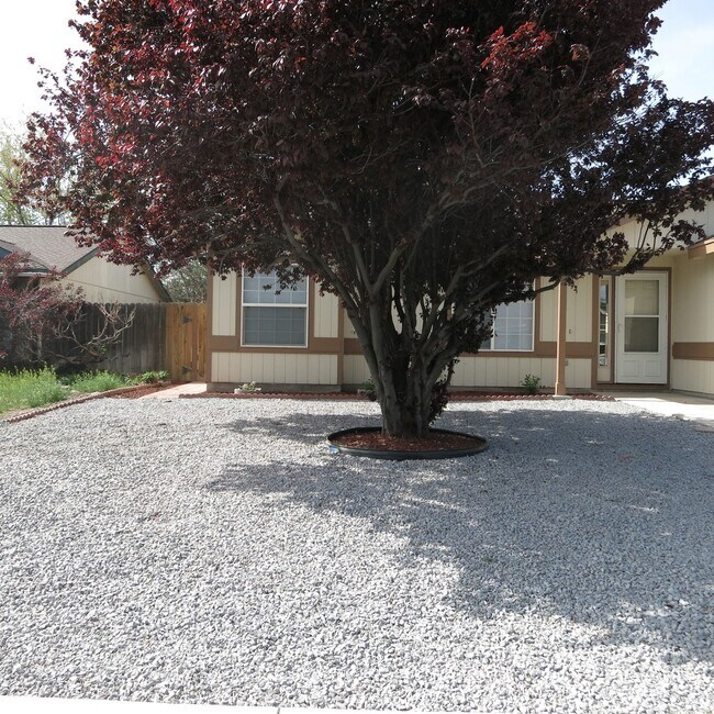 Building Photo - 3 Bedroom 2 Bath