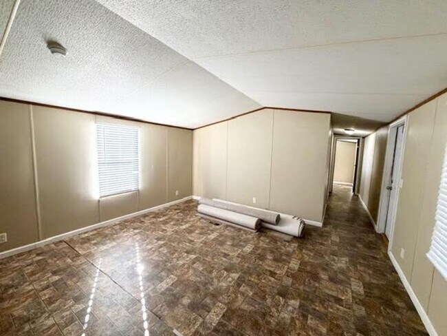 Foto del edificio - 136 Burkhart Ln