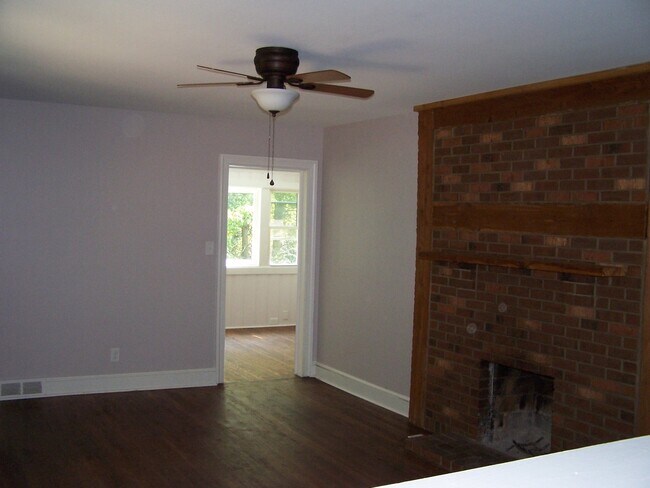 Foto del edificio - 2BR/1BA home with bonus room