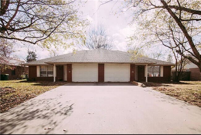Building Photo - Two Bedroom Duplex in Springdale! For Leas...