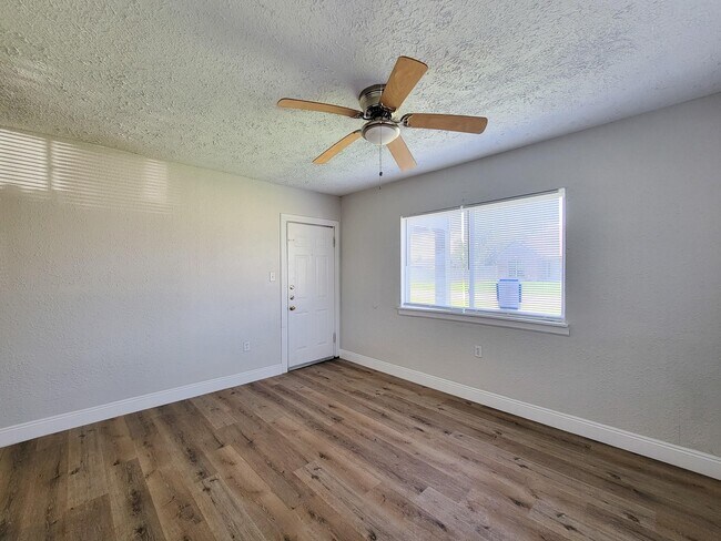 Foto del edificio - 711 Ave A Ave