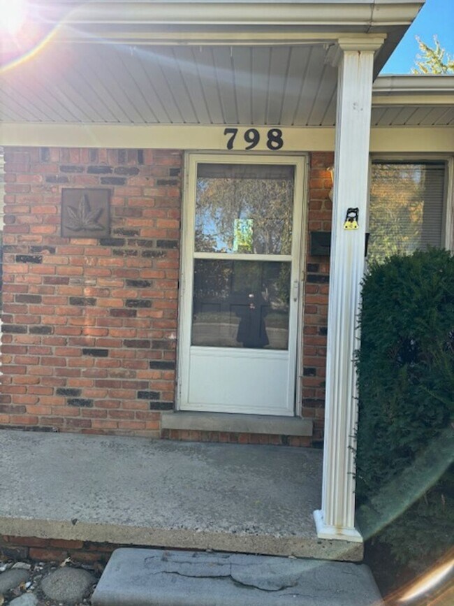 Building Photo - 3 BED, 1.5 BATH IN DOWNTOWN PLYMOUTH