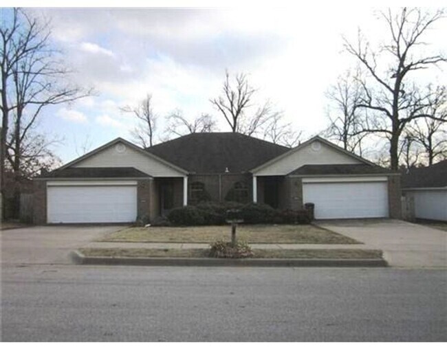 Foto del edificio - There Bedroom Rent in West Fayetteville! L...