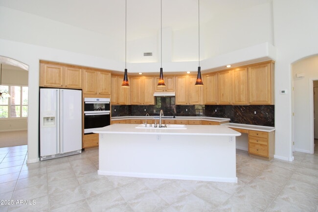 Building Photo - 902 E Desert Flower Ln