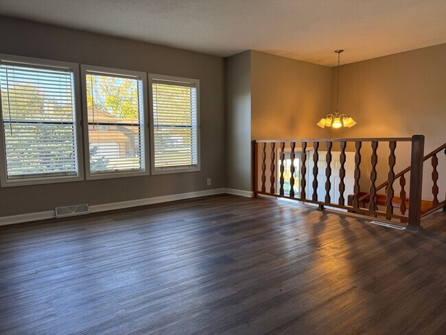 Building Photo - Bright and spacious split-entry home with ...