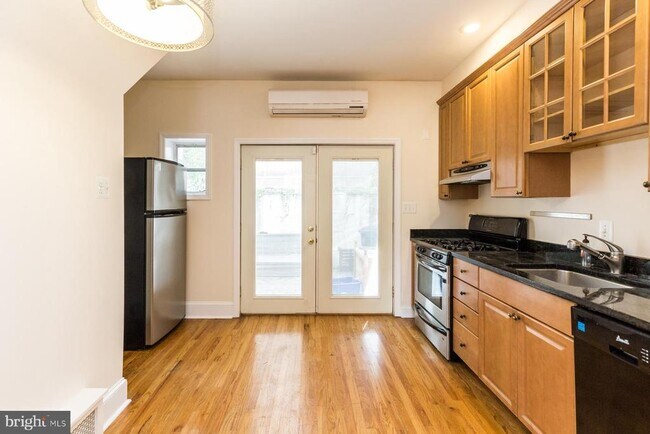 Building Photo - 739 S Darien St