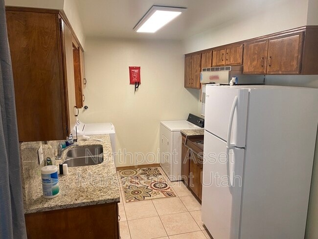 Building Photo - 2323 Chateau Dr
