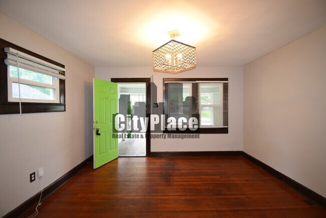 Building Photo - 721 N Denny St