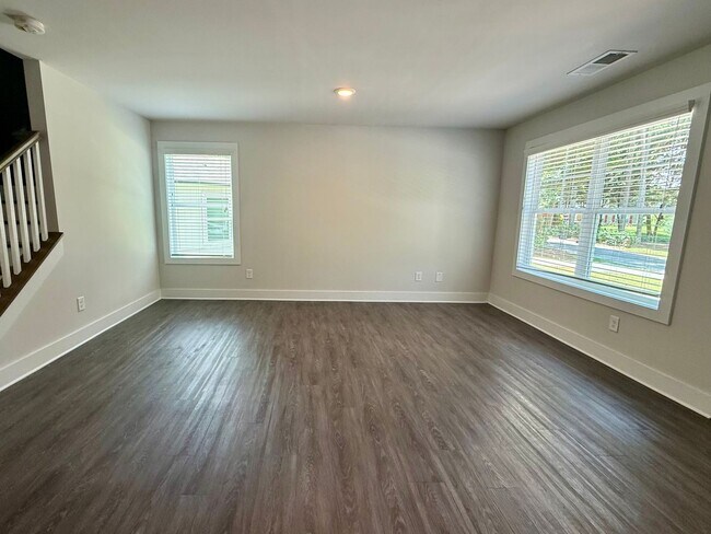 Building Photo - 2/2.5 single family home near Lake Lanier