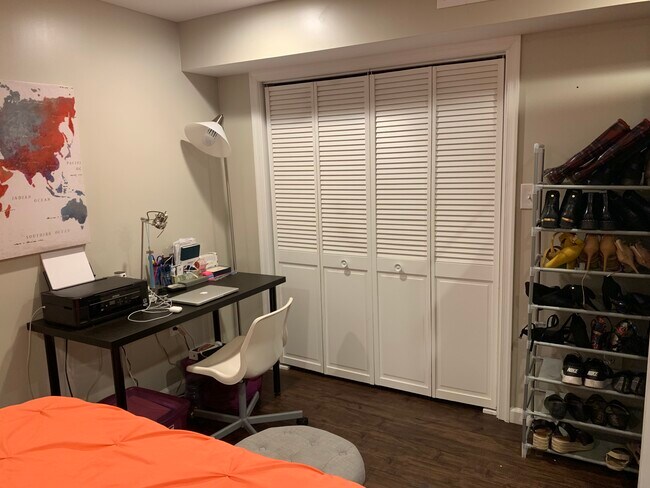 amplio armario de dormitorio - 7606 16th St NW