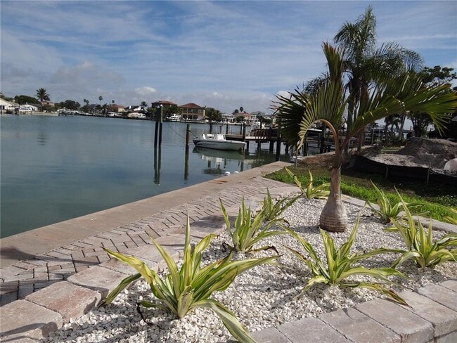 Building Photo - 13360 Boca Ciega Ave