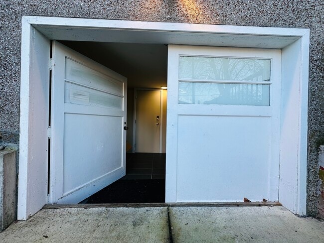 Building Photo - 6819 Linden Av