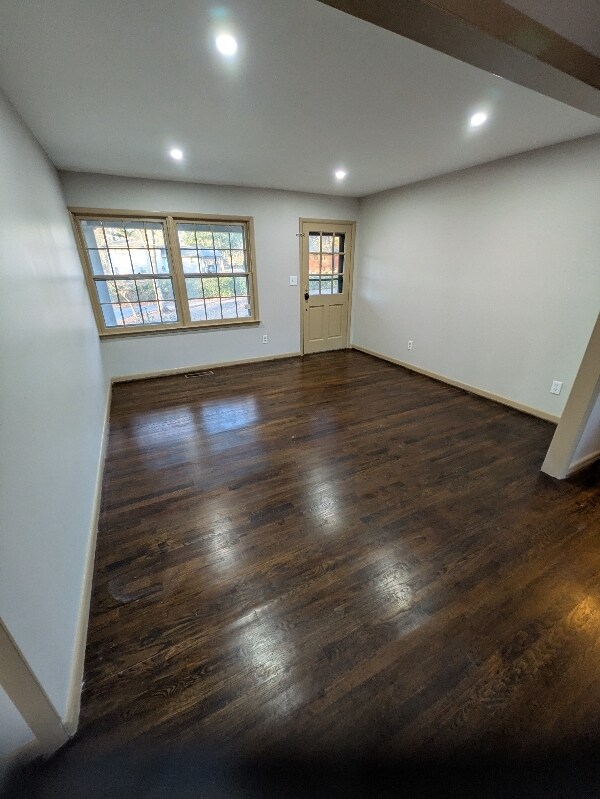 Foto del edificio - 571 Village Ln