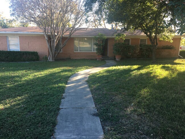 Foto del edificio - 130 Rolling Green Dr