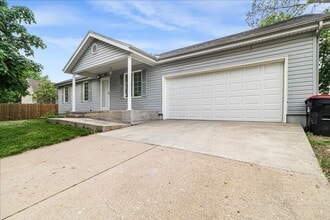 Building Photo - 1610 Essex Dr