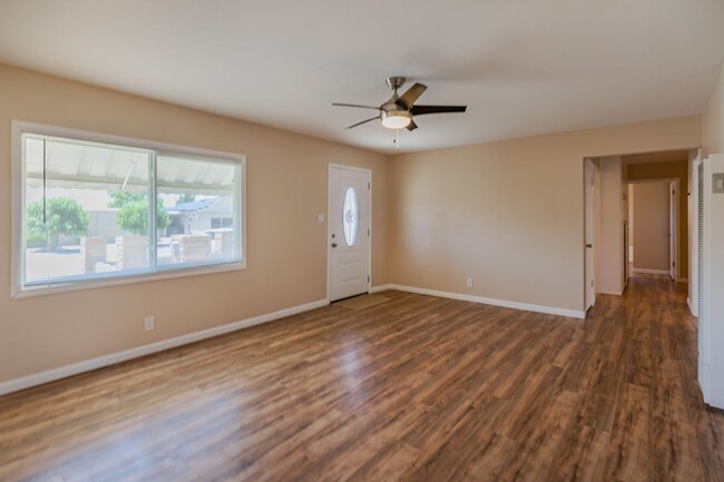 Building Photo - Spacious 4 Bedroom Home
