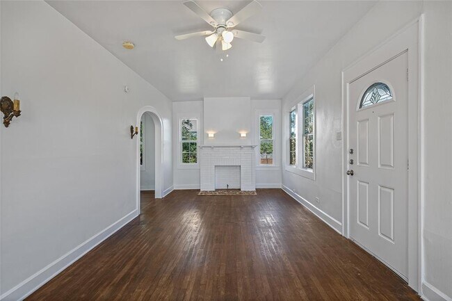 Foto del edificio - 4414 Red River St