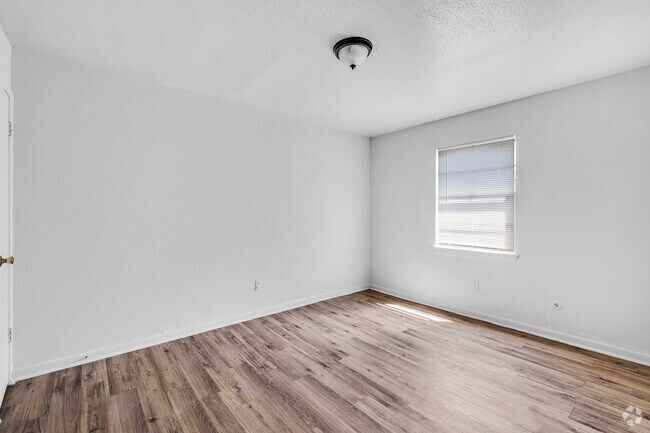 3BR, 1BA - 650SF - Dormitorio principal - Move-In Special | Affordable Angleton Apts