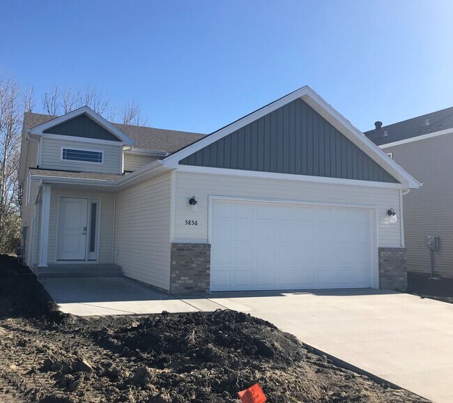 Building Photo - 4 bed 2 bath