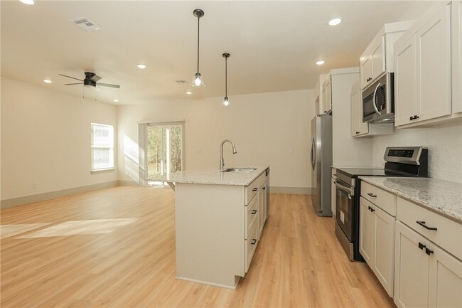 Building Photo - 655 N Genevieve Ave