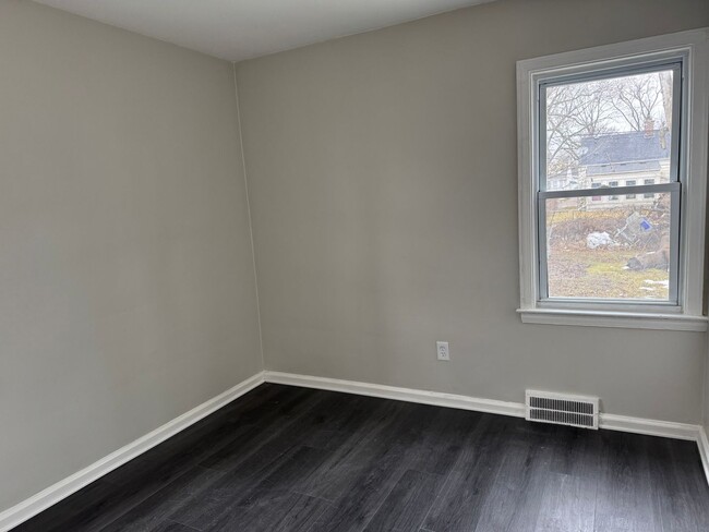 Building Photo - Recently renovated 2 bathroom, 1 bathroom,...