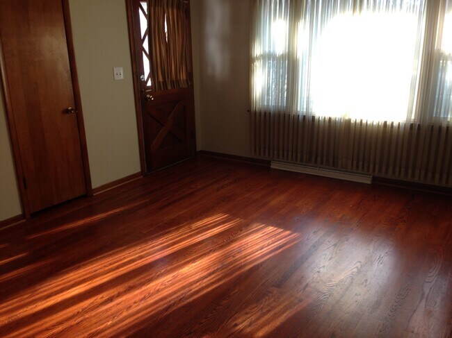 Building Photo - 2415 Midway Dr