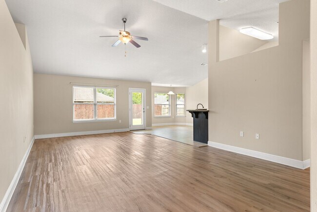 Foto del edificio - Spacious 4-Bedroom Home - Great Location