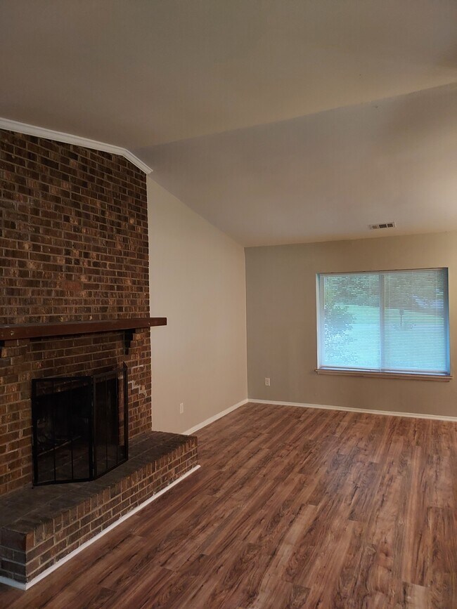 Building Photo - 7836 Ivy Hollow Dr
