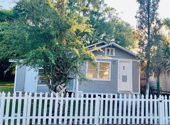 Building Photo - 846 Baker Ave