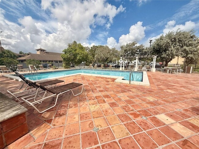Building Photo - 10431 N Kendall Dr