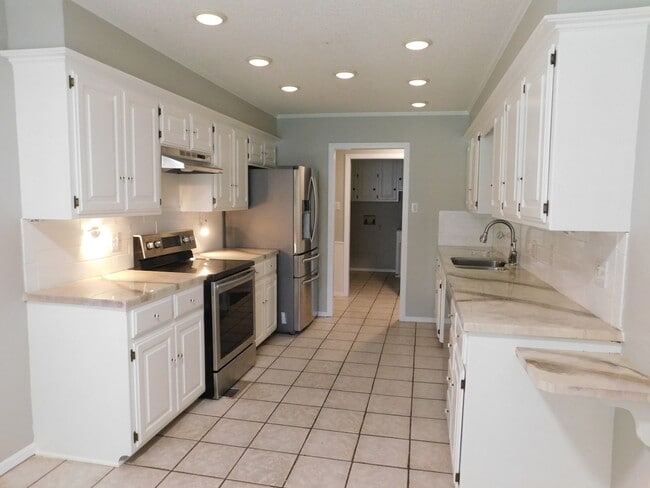 Building Photo - Spacious 2 Bed 2 Bathroom Duplex