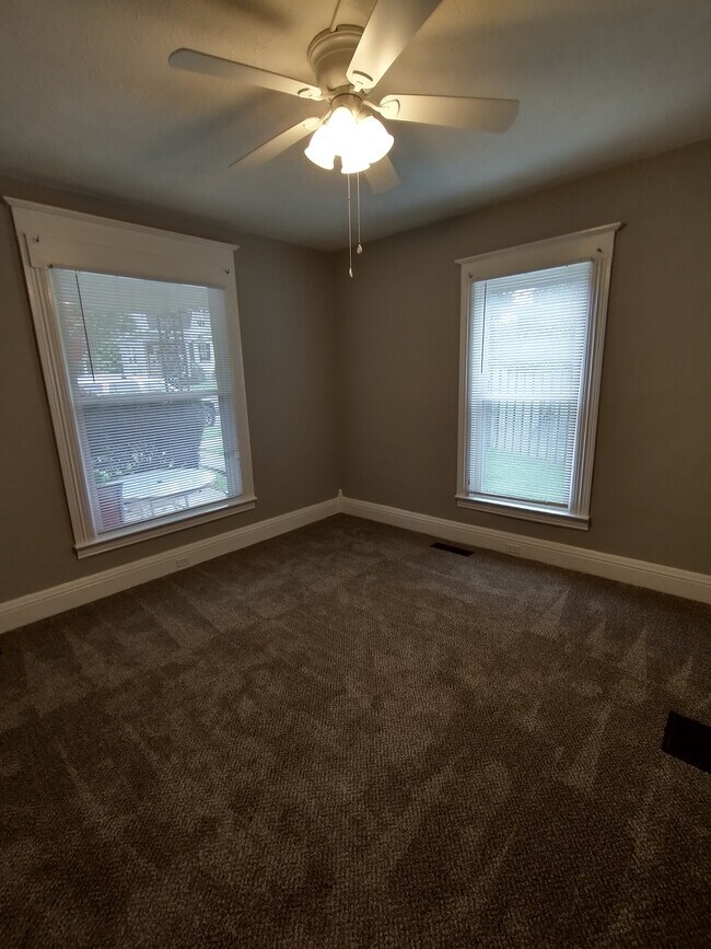 Día del vestíbulo exterior - 437 Breck Ave