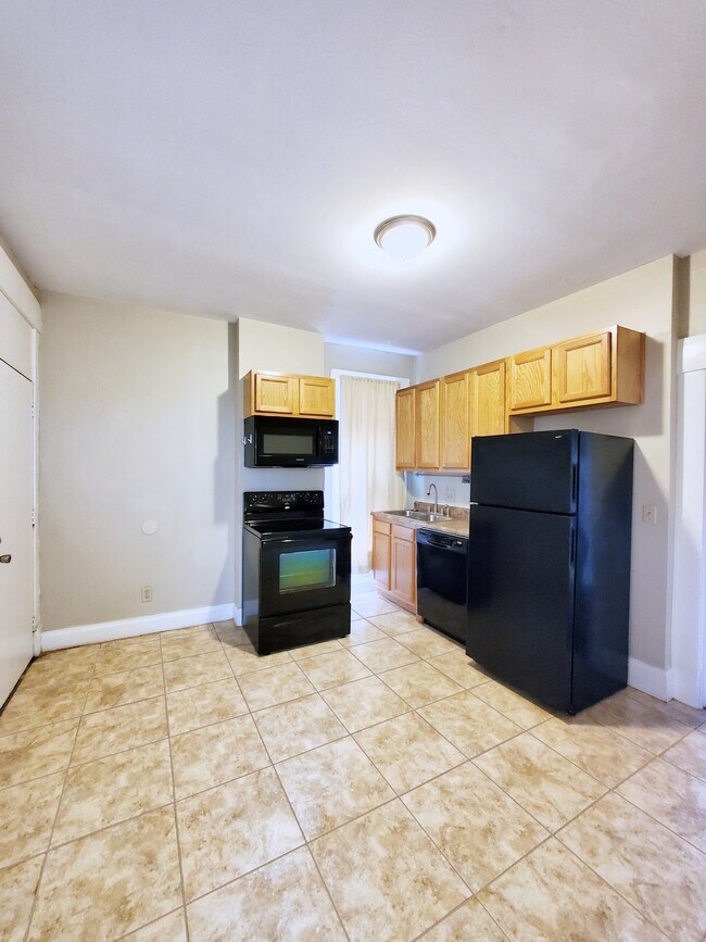 Kitchen - 1490 Michigan Ave