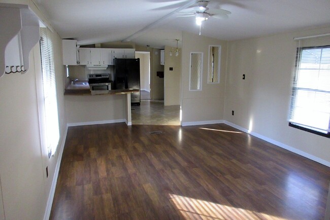 Foto del edificio - 2 Bedroom Mobile Home-516 Greenwood Dr.