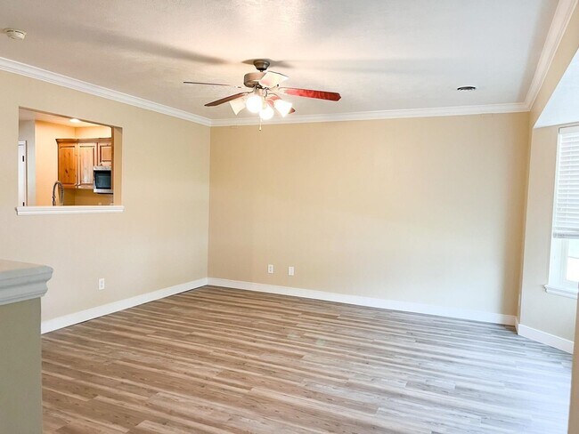 Building Photo - 2 Bed 1.5 Bath Townhome with 2 stall carport