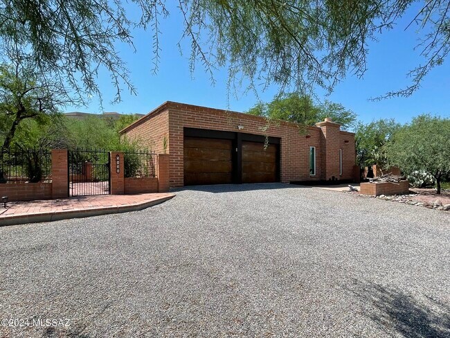 Building Photo - 5830 E Cll Del Ciervo