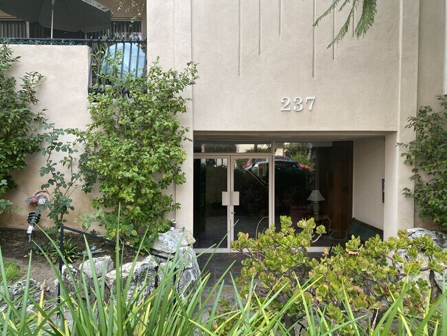 Foto del edificio - 237 N Almont Dr