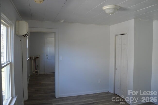 Building Photo - 515 S Elm St