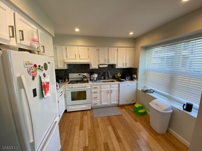 Building Photo - 211 Broadmoor Ct