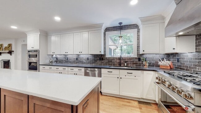 Building Photo - **RENOVATED COLONIAL ON OVER AN ACRE ZONED FOR WILLIAMSON COUNTY BRENTWOOD SCHOOLS**