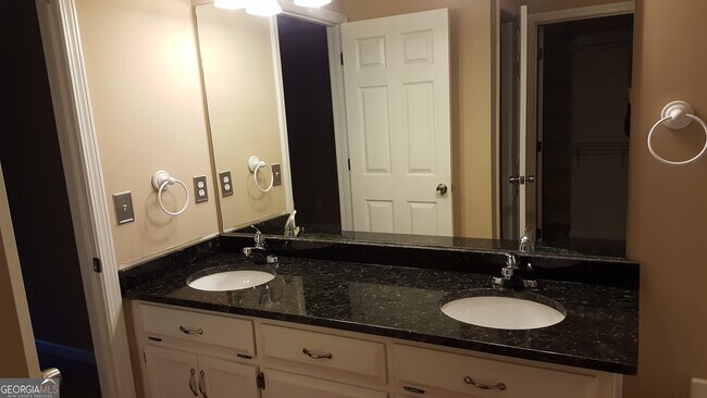 Foto del edificio - 2807 Forest Wood Dr