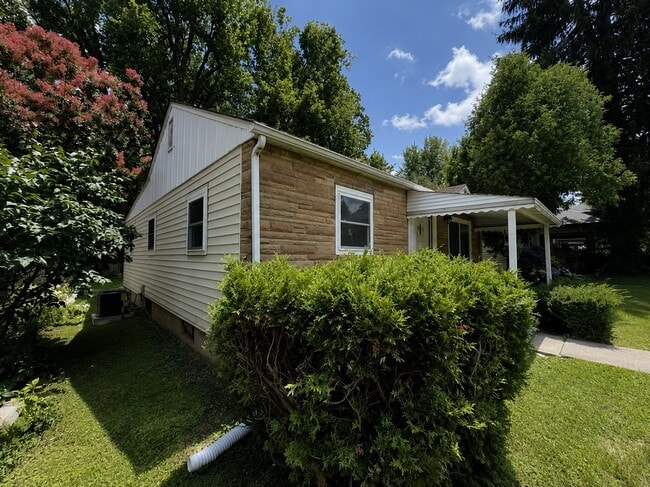 Building Photo - 4235 Rookwood Ave
