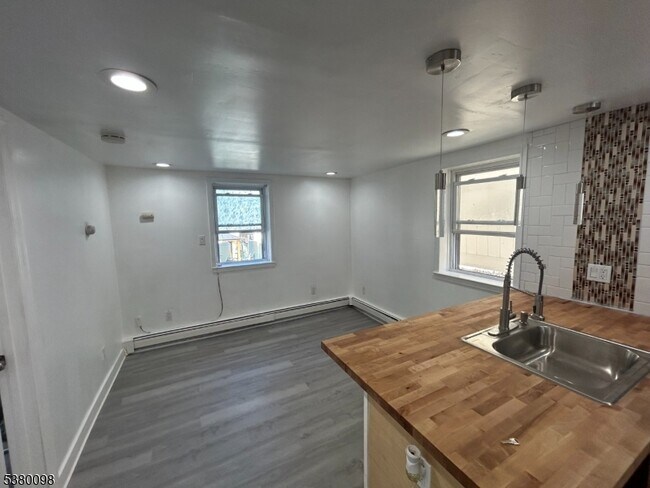Foto del edificio - 6809 Grand Ave
