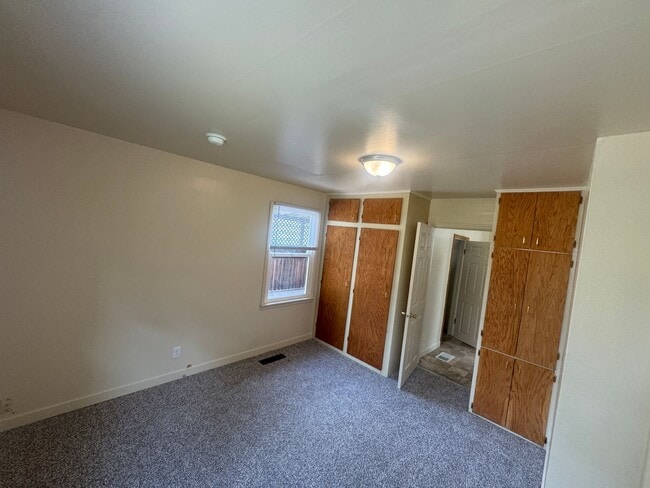 Foto del edificio - Non-Refundable & Security Deposit Total: $1200.00