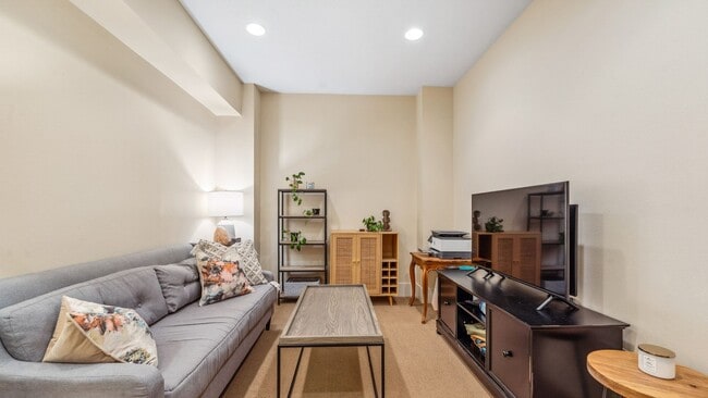 Foto del edificio - Modernly Elegant Townhome w/ 2 Primary Sui...